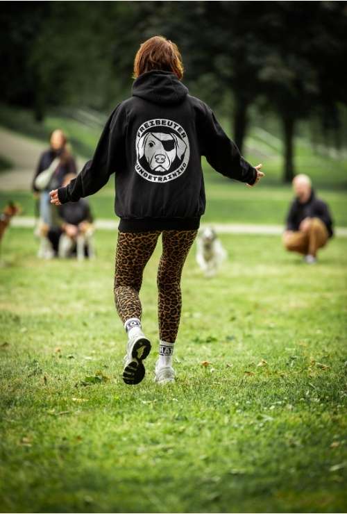 Freibeuter Hundetraining Hoddie von Hundetrainerin getragen