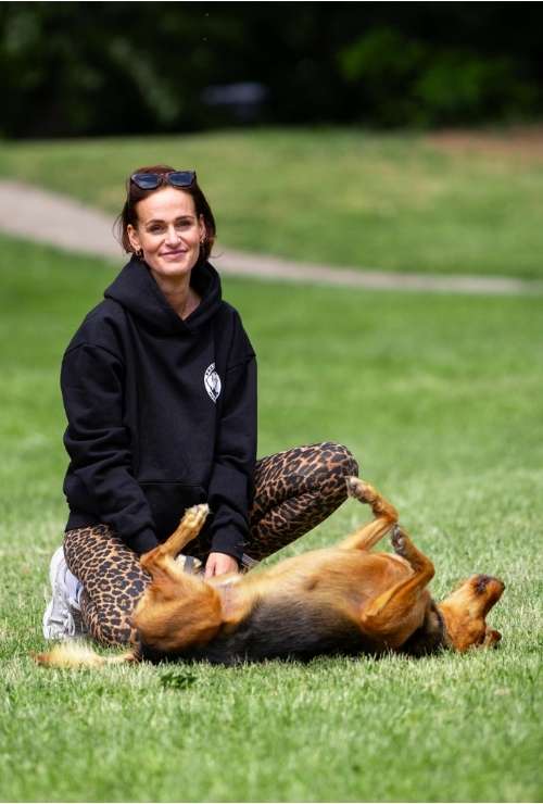 Kerstin mit ihrem Hund auf einer Wiese