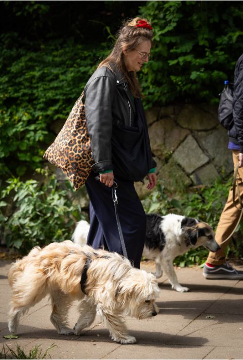 Frau läuft mit Hund an der Leine
